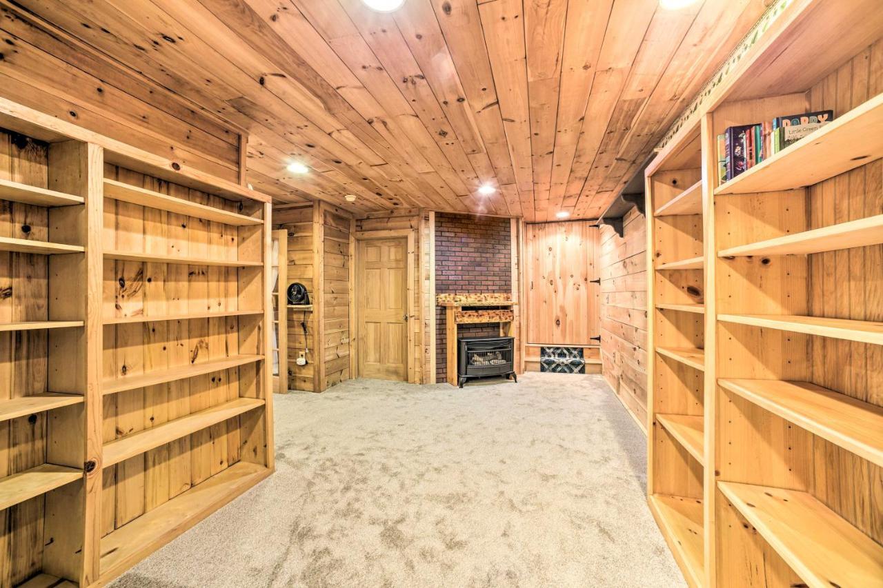 Spacious Cabin With Decks Near Saratoga Springs Middle Grove Exterior foto